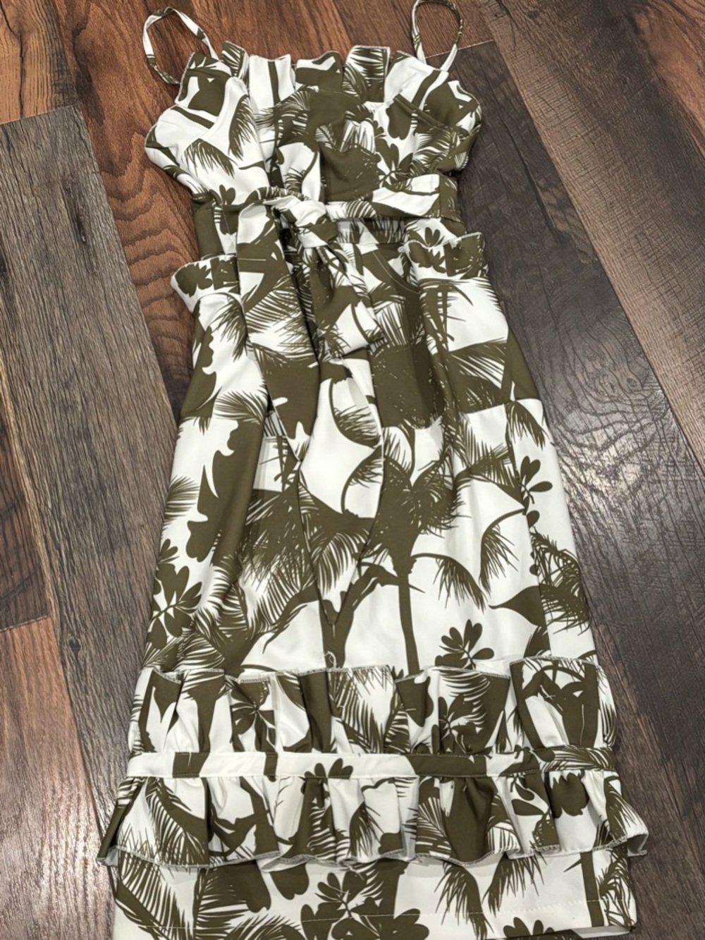 La Patean green and white floral dress with tie. Size 6